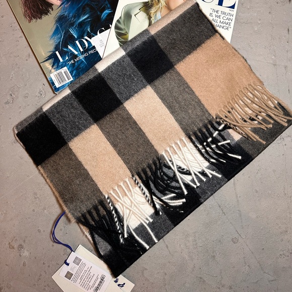 New Burberry Cashmere Half Mega Check Scarf - Archive Beige unisex - Picture 3 of 9